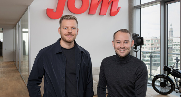 Media-Pitch: AOK Rheinland-Pfalz/Saarland bestätigt Etathalter - Das Jom-Team (v.l.) Dustin Tschentscher, Geschäftsleiter, und Artur Lammert, Director Performance-Marketing Consulting, betreuen weiterhin den Mediaetat von AOK Rheinland-Pfalz/Saarland – Foto: Jom Group