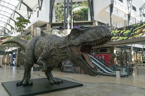 MediaCom bringt die Dinosaurier zum Start von 'Jurassic World' ins CentrO Oberhausen - Urzeitwesen auch vor der Leinwand: Zum Launch von 'Jurrasic World' sind rund um das CentrO Oberhausen Dinosaurier zu bestaunen (Foto: ©2018 Universal Pictures)