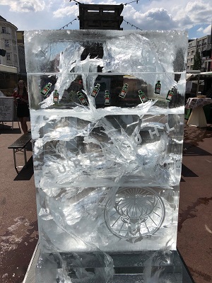 Jgermeister hat unter anderem auf dem Hamburger Spielbudenplatz eines der Eisplakate mit gefrorenem Likr aufgestellt (Foto: dirk&philip)