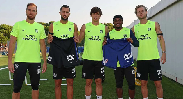 Ergo wird Versicherungspartner von Atlético de Madrid - Die Ergo sichert sich ab August 2026 die exklusiven Versicherungsrechte bei Atlético de Madrid. Spieler von links nach rechts: Jan Oblak, Dávid Hancko, Robin Le Normand, Ademola Lookman, Morten Hjulmand – Quelle: Atlético de Madrid