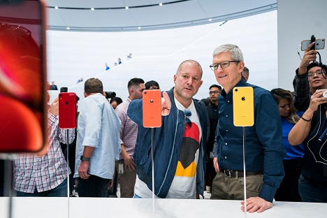 Im September 2018 stellten Jony Ive und Tim Cook das iPhone XR vor (Foto: Apple)