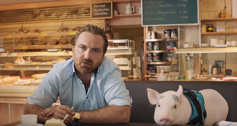 Das Sockenschwein ist der Start im neuen Kampagnenfilm fr Otto (Foto: Otto)