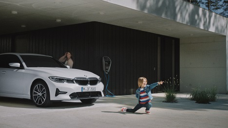 Im aktuellen Spot fr BMW Plug-In Hybrid zieht ein kleiner Junge die Stecker in verschiedenen Situationen (Foto: BMW)