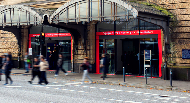 Zivilcourage bedeutet, auch mal eine rote Linie zu überschreiten - An insgesamt fünft Stationen im Hamburger Stadtgebiet - wie hier am Bahnhof Dammtor - fordert eine rote Linie die Menschen dazu aus, Zivilcourage im Alltag zu zeigen - Foto: Jung von Matt