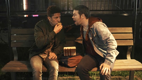 KFC und Ogilvy machen im TV Appetit auf Pizza ohne Teig - Bromance beim Essen: Die neue Chizza von KFC zelebriert die Männerfreundschaft im TV (Foto: Ogilvy)