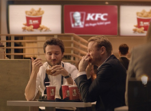 KFC und Serviceplan Campaign lecken sich die Finger im TV - Im KFC-Spot verzichten die Protagonisten auf den Opernbesuch zugunsten der KFC-Hähnchnteile (Foto: KFC)