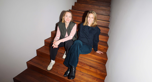 KNSK startet Public-Affairs-Tochter in Berlin - KNSK gründet das "Hauptstadtstudio" und beauftragt Elisabeth Quell (li.) mit der Leitung. Unterstützung findet sie bei Kim Notz - Foto: Kasimir Weichert