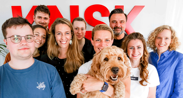 Josera petfood engagiert KNSK als Kreativ-Agentur - Das KNSK-Team samt Hund Schrödi freut sich auf die Arbeit für Josera petfood - Foto: KNSK