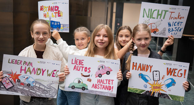 Wenn Kinder Erwachsene ans Steuer erinnern - Ihre Bilder werben künftig bundesweit für mehr Verkehrssicherheit: Kinder zeigen die neuen Motive der Kampagne "Runter vom Gas" – Quelle: Runter vom Gas