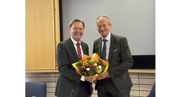 Dr. Thorsten Schmiege als BLM-Präsident wiedergewählt - Walter Keilbart gratuliert Dr. Thorsten Schmiege zur Wiederwahl als BLM-Präsident - Foto: BLM