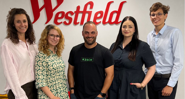 Westfield stellt Event-Kommunikation in Österreich neu auf - (v.l.) Mirela Petrovic (Marketing Managerin Westfield Donau Zentrum), Sabine Leuthner (Deputy General Managerin Westfield Shopping City Süd), Lukas Schütz (Founder und CEO Kesch), Daniela Hardzina (Marketing Managerin Westfield Shopping City Süd), Tobias Memminger (Deputy General Manager Westfield Donau Zentrum) - Foto: Kesch
