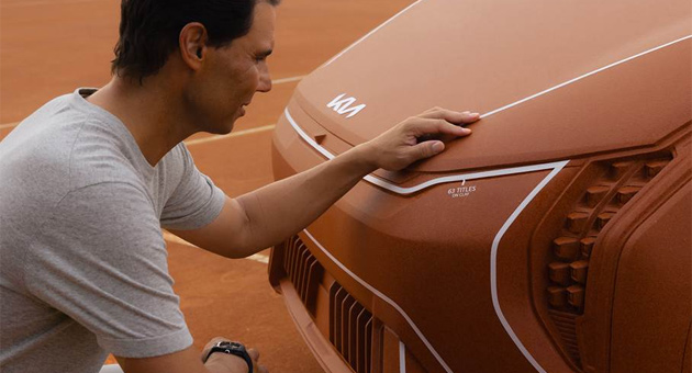 Kia und Innocean würdigen Rafael Nadal mit Storytelling-Kampagne - "King of Clay" Rafael Nadal begutachtet das Kia EV4 GT-Modell aus Sandplatzmaterial – Foto: Innocean