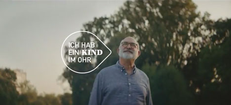 Der bekannte Markenclaim 'Ich hab ein Kind im Ohr' bleibt auch in der neuen Kampagne des Hrgerte-Herstellers erhalten (Foto:Kind/Screenshot) 