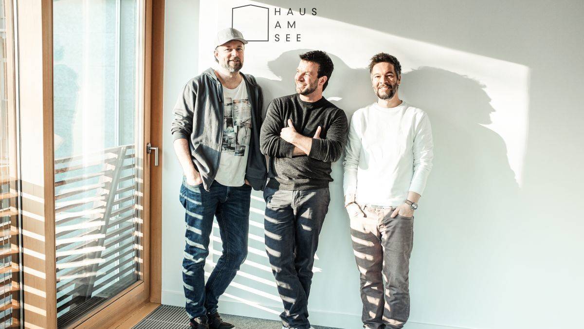 Ex-Grey-Manager starten mit HAUS AM SEE - Grüßen als frischgebackene Agentur-Inhaber: Florian Kirner, Kim Florio und Daniel Biallowons (v.l.n.r.) - Foto HAUS AM SEE