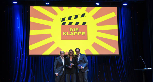 Die Klappen 2024 sind gefallen - Florian Möckel (links), Christine Wolburg und Christian Rätsch moderierten die Klappe-Verleihung 2024 - Foto: Timo Sommer