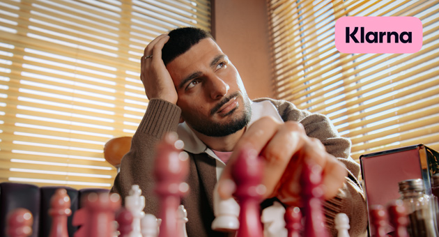 Klarna setzt "Shower Thoughts"-Kampagne mit Deniz Undav fort - Fußballprofi Deniz Undav beschäftigt sich in der neuen Klarna-Kampagne "Shower Thoughts" unter anderem mit den Gemeinsamkeiten von Fußball und Schach – Foto: Klarna