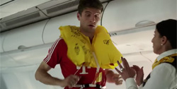 Kolle Rebbe inszeniert Bayern München-Spieler als Lufthansa-Passagiere -