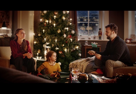In dem TV-Spot berlegt eine Familie an Heiligabend, was sie mit dem Gewinn von Aktion Mensch machen wrde; Foto: Aktion Mensch