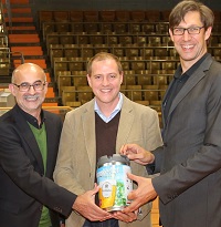 Krombacher und Phoenix Hagen gehen bis 2018 in die Verlängerung - Gehen in die Verlängerung: Dr. Franz-J. Weihrauch (Pressesprecher der Krombacher Brauerei), Michael Drotleff (Sponsoring Manager der Krombacher Brauerei) und Oliver Herkelmann (GF Phoenix Hagen) (Foto:Krombacher Brauerei)