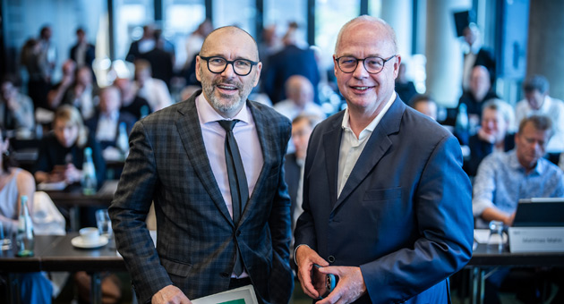 DPA verzeichnet 2023 leichtes Umsatzwachstum - CEO der dpa Peter Kropsch und Chef der Berliner Redaktion Sven Gösmann auf der 75. Gesellschafterversammlung in Hamburg – Foto: dpa Deutsche Presse-Agentur GmbH/Michael Kappeler
