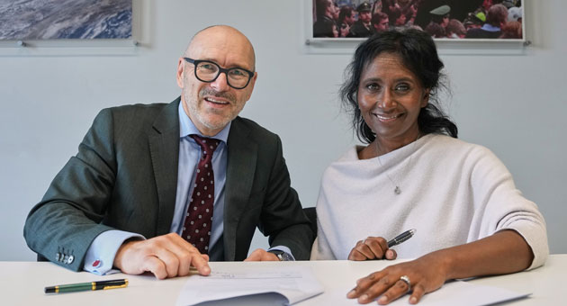 DPA vermarktet künftig Associated-Press-Videos - DPA-CEO Peter Kropsch (l.) und AP-Präsidentin Daisy Veerasingham bei der Unterzeichnung der erweiterten Kooperationsvereinbarung – Quelle: Kirsty Wigglesworth/AP
