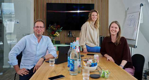 Neuer CEO für CTRL QS - Sebastian Krüger (l.) übernimmt die Geschäftsführung von CTRL QS und folgt auf Gründerin Mirja Silverman (m.), die in den Beirat wechselt. Ina Güldner (r.) führt die Delivery Unit des Unternehmens – Quelle: Alexander Klebe