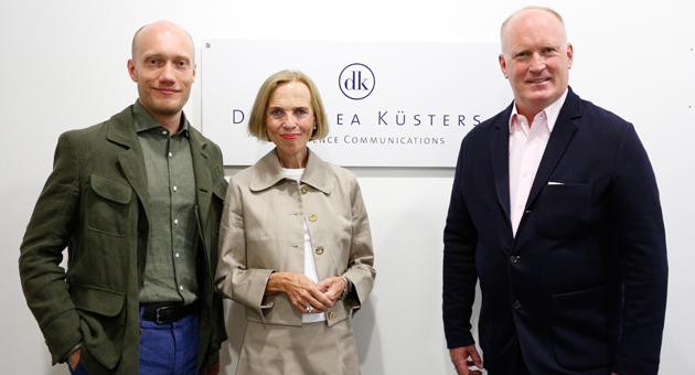 Verknden einen gelungenen Deal (v.l.n.r.): Niklas Kurz, Dorothea Ksters und Matthias Haack - Foto: WEFRA LIFE GROUP