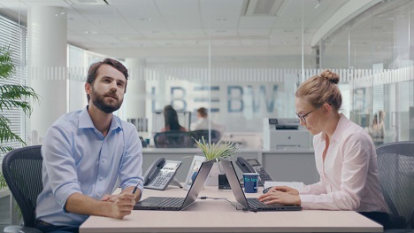 Scholz & Friends launcht neue Imagekampagne für LBBW - In der neuen Imagekampagne für die LBBW launchte Scholz & Friends auch einen Spot, in dem ein Berater ein Wurmloch konstruiert (Foto: Scholz & Friends)