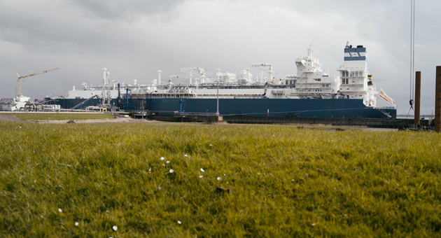 Deutsche Energy Terminal schreibt Kommunikationsetat aus - LNG-Terminal mit Anleger in Brunsbüttel – Foto: DET