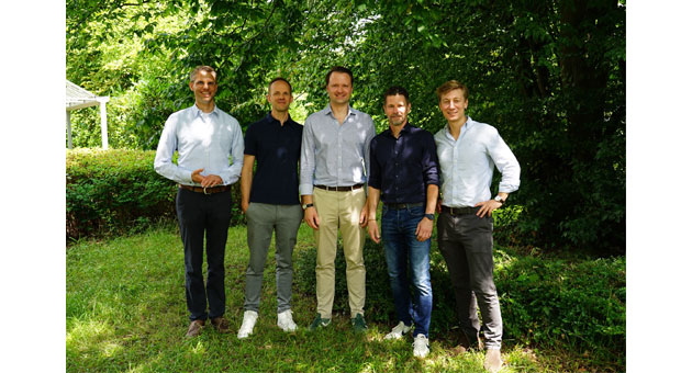 LV digital beteiligt sich an Umwelttech-Start-up - Freuen sich auf die künftige Zusammenarbeit (v.l.n.r.): Dr. Johann Meyer zu Bentrup (Gründer green account), Dr. Matthias Weddeling (Geschäftsführer LV digital), Trutz von der Trenck (Gründer und Geschäftsführer green account), Marco Laukötter (Geschäftsführer LV digital), Max von Sandrart (Gründer und Geschäftsführer green account) - Foto: LV digital