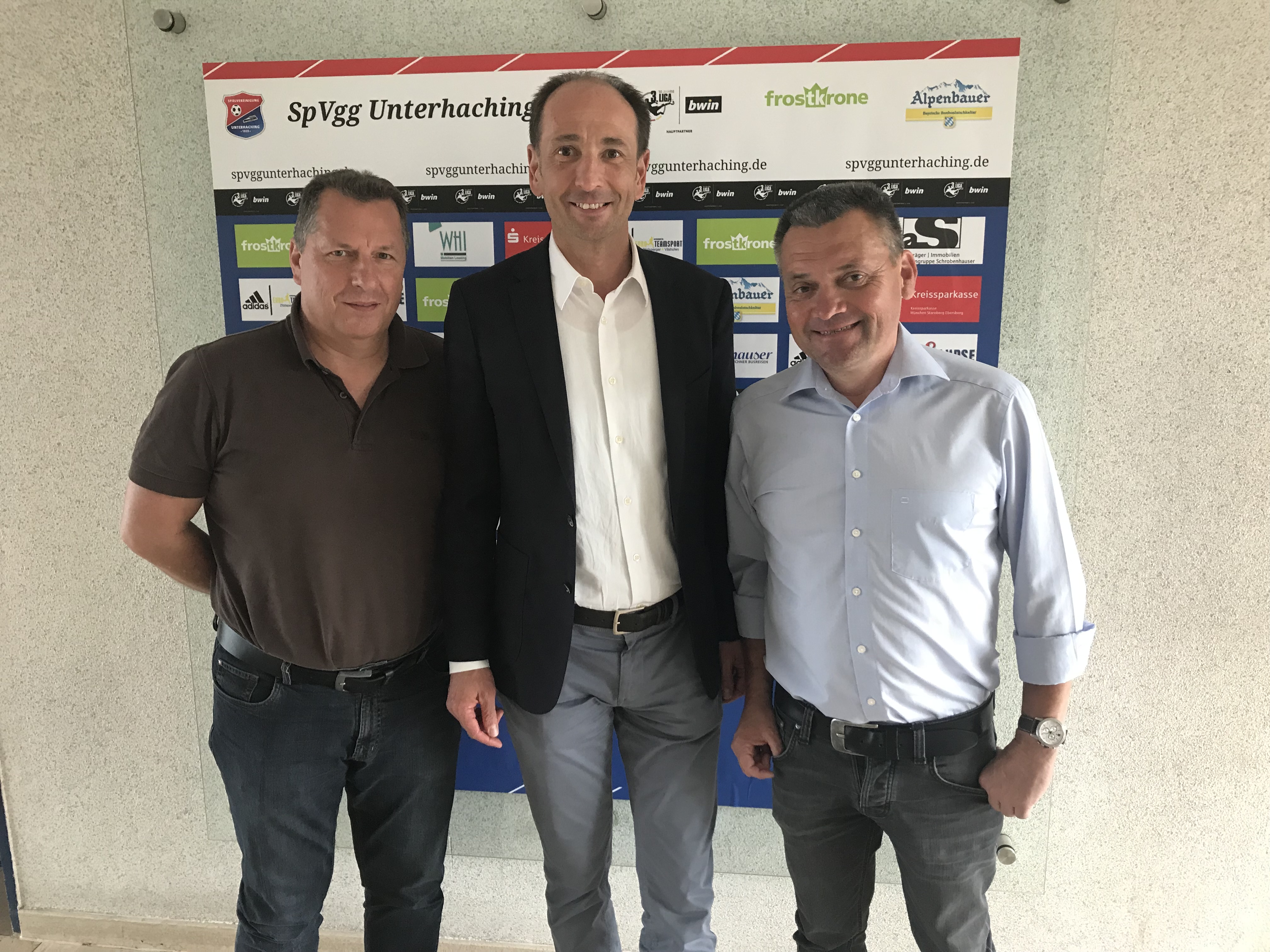 Lagardère Sports grüßt als Vermarkter der SpVgg Unterhaching - Freuen sich auf die künftige Zusammenarbeit: Peter Wagstyl (Vizepräsident SpVgg Unterhaching), Christian Jäger (Executive Director Team 1. FC Nürnberg & Region South bei Lagardère Sports Germany), Manfred Schwabl (Präsident SpVgg Unterhaching) (v.l.n.r) - Foto: Lagardère Sports