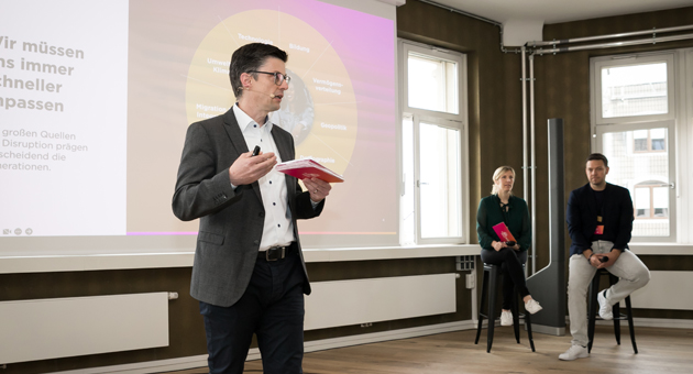 Publicis Media präsentiert Cross-Gen-Studie - René Lamfuß, Chief Data Officer bei Publicis Media, führte am 10. Mai 2023 durch die Studienergebnisse - Foto: Venia Peuker Fotografie