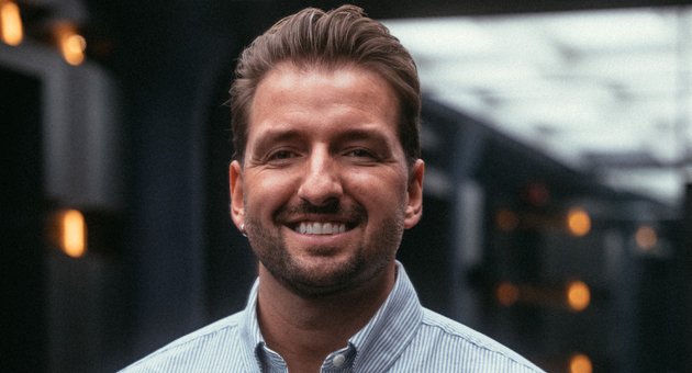 Comdirect: Neue Agentur, altes Konzept - Totally Agency-Geschäftsführer Maximilian Lange verantwortet seit Februar 2025 die Kampagnen der Commerzbank-Marke Comdirect – Foto: Totally Agency