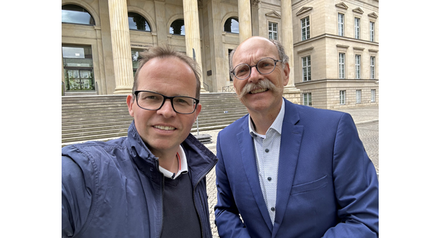 NOZ und NWZ starten redaktionelle Koop - Die beiden Landes-Korrespondenten Lars Laue (links) und Stefan Idel stellen ihre Inhalte künftig der NOW + NWZ-Gruppe zur Verfügung.