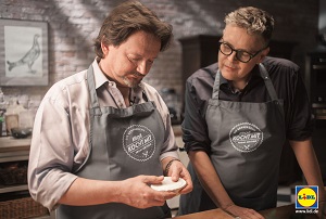 fischerAppelt entwickelt für Lidl YouTube-Format mit TV-Koch Kolja Kleeberg - In der ersten Sendung kocht Kolja Kleeberg mit Rolf Scheider (v.l.) (Foto: fischerAppelt)