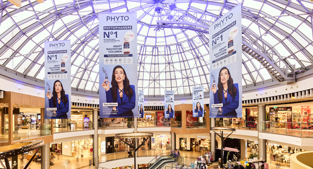 Lierac und Phyto Paris starten OOH-Kampagne mit Tijen Onaran - Die Out-of-Home-Kampagne von Lierac und Phyto Paris mit Testimonial Tijen Onaran ist aktuell im PEP Einkaufscenter zu sehen – Foto: Daniel Sommer