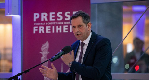 Die Sicherung von Meinungs- und Pressefreiheit bleibt zentrale Aufgabe für Politik und Medien - Niedersachsens Ministerpräsident Olaf Nies betonte in seiner Rede anlässlich des MVFP Mediendialogs, dass Journalismus kein Ehrenamt sei - Foto: Miriam John