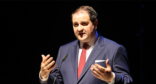Verlagsallianz setzt auf KI-Angebote für junge Zielgruppen - NRW-Medienminister Nathanael Liminski stellt das Projekt Local_Vocal auf dem Festakt zum 80-jährigen Bestehen der Aachener Zeitung vor - Foto: Aachener Zeitung/Andreas Steindl