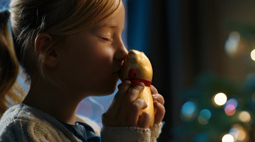Lindt und Track verknüpfen den Schoko-Teddy mit Weihnachten - Lindt inszeniert seinen neuen Schoko-Teddy zu Weihnachten im TV (Foto: Track)