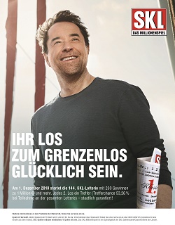 Vasataschröder und SKL inszenieren Unabhängigkeit - Jan Josef Liefers zeigt sich im neuen Spot von Vasataschröder für die SKL sorglos (Foto: SKL)