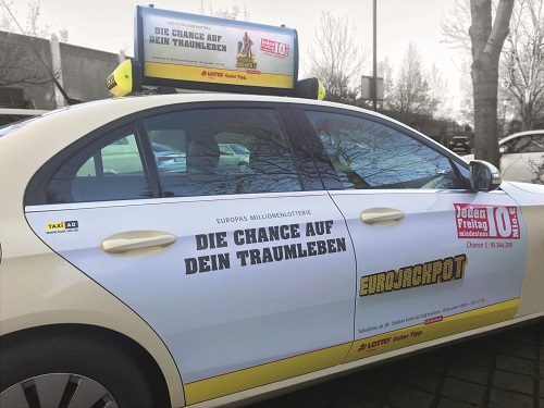 Lotto Hamburg und KNSK setzen auf Taxiwerbung - Der digitale Screen auf dem Dach von Taxis in Hamburg kann mit 20-Sekündern bespielt werden (Foto: Taxi-Ad)
