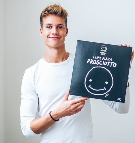 ProSiebenSat.1 baut Kooperationen mit Produkt-Herstellern aus - Der Influecer Luca alias ConCrafter bringt mit der Marke Gustavo Gusto eine neue Pizza heraus. Auflage: mindesten 1 Mio. Stück (Foto: ProSiebenSat.1)