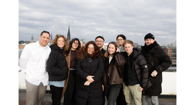 Lufthansa weitet Zusammenarbeit mit loved aus - Freuen sich auf die erweiterte Zusammenarbeit (vlnr): Stanley Kröger, Julia Raatz, Irem Dogan (alle loved), Daniela Forciniti (Lufthansa), Thomas Giang, Sophie Rosenau (beide loved), Selina Rogers (Lufthansa), Tim Kuphaldt, Vincent Hartig (beide loved) - Foto thjnk