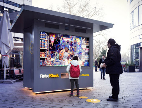 Lufthansa und Kolle Rebbe schicken Passanten per Live-Stream um die Welt - Der Lufthansa-ReiseKiosk verbindet Passanten mit Kiosk-Verkäufern aus den USA und Asien (Foto: Kolle Rebbe)