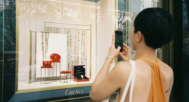 Der Luxusmarkt ist wieder auf Spur - Auch beim Luxus-Shopping gehört der Angebots-Check über KI längst zum gelebten Alltag - Foto: Ha Dong on Unsplash