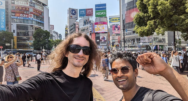 Machine Berlin wirbt für Ab in den Urlaub - (v.l.) Sascha Dudic und Rohan Fernandes gründeten im Herbst 2023 die Kreativ-Agentur Machine Berlin - Foto: Machine Berlin