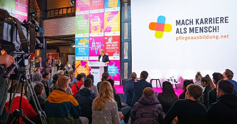 Hirschen Group startet Pflege-Kampagne für Bundesfamilienministerium - Den Startschuss zur Kampagne des BMFSFJ gab Bundesfamilienministerin Dr. Franziska Giffey am 22. Oktober in Berlin (Foto: Hirschen Group)