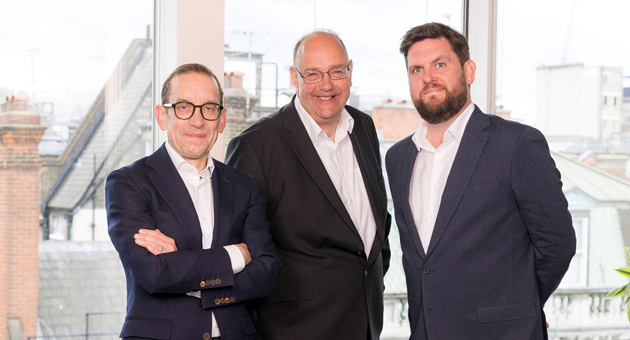 MHP Group übernimmt Tuva Partners - (v.l.) MHP Group CEO Alex Bigg mit den Tuva Partners Founder Julian Tanner und James Kennedy – Foto: MHP Group
