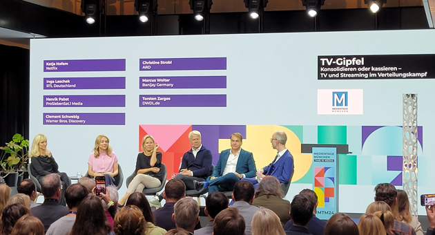 Streaming-Dienst Max startet 2026 in Deutschland - Diskutierten über das Thema TV und Streaming im Verteilungskampf: (v.L. Katja Hofem (Netflix), Inga Lescheck (RTL Deutschland), Christine Strobl (ARD), Henrik Pabst (ProSiebenSat.1)Marcus Wolter (Banijay Germany) und Moderator Torsten Zarges - Foto: Marcel Kodura