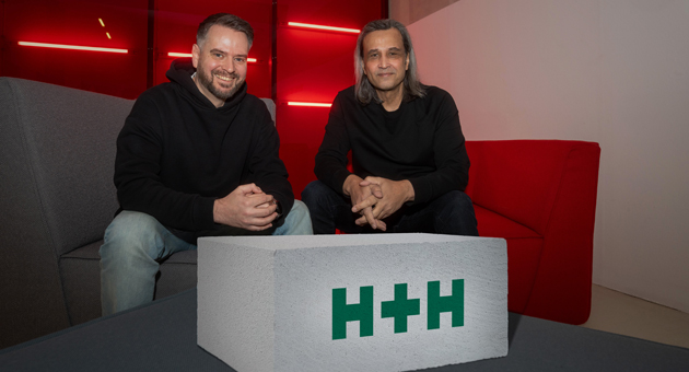 H+H mit neuer Lead-Agentur - Vlnr.: Markus Machholz, Group Head Beratung, und Romeo Bay, Creative Director, zeichnen für die Zusammenarbeit mit dem neuen Kunden H+H auf Agenturseite verantwortlich – Foto: Butter.